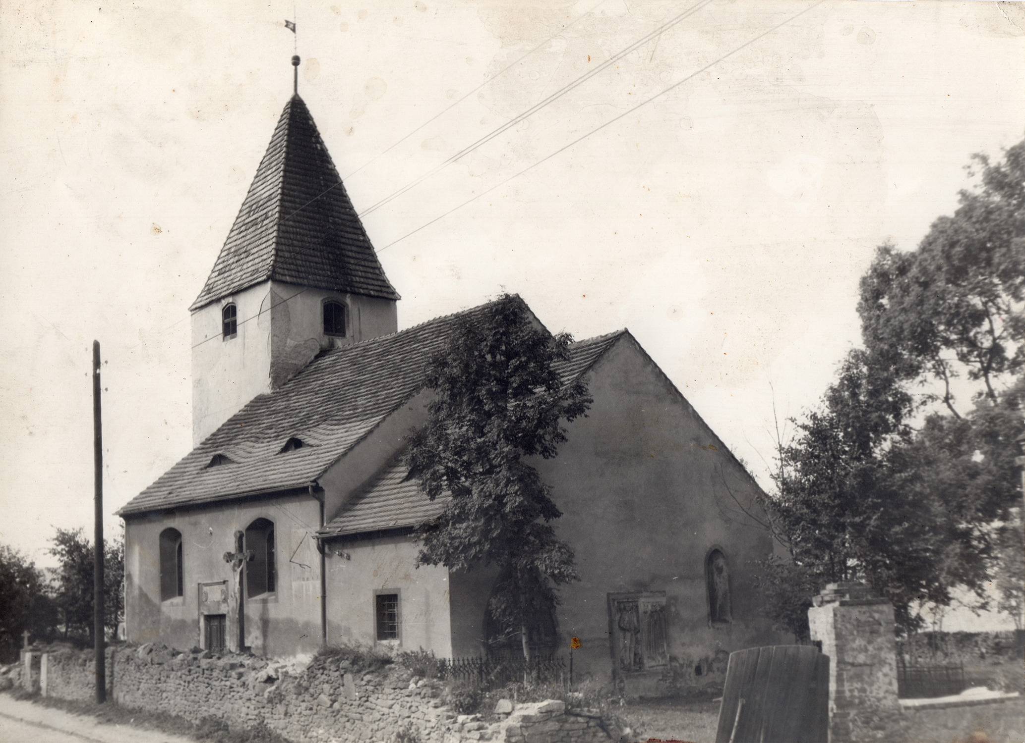 Fotografia zabytkowego Kościoła w Łażanach lata 80-te XX wieku