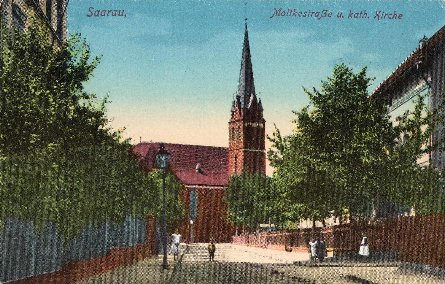 Moltkestrasse u. kath. Kirche Saarau ok. 1920 (1)